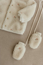 Afbeelding in Gallery-weergave laden, Little Dutch - Newborn Winter W26 Teddy wantjes Sand Flowers