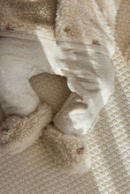 Afbeelding in Gallery-weergave laden, Little Dutch - Newborn Winter W26 Teddy slofjes Sand Flowers