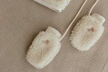 Afbeelding in Gallery-weergave laden, Little Dutch - Newborn Winter W26 Teddy wantjes Sand Flowers