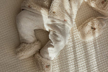 Afbeelding in Gallery-weergave laden, Little Dutch - Newborn Winter W26 Teddy slofjes Sand Flowers