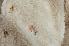Afbeelding in Gallery-weergave laden, Little Dutch - Newborn Winter W26 Teddy vestje Sand Flowers
