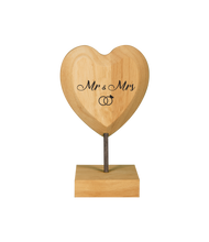 Afbeelding in Gallery-weergave laden, Wooden hearts - Mr. &amp; Mrs.