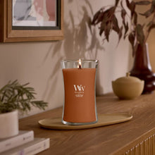 Afbeelding in Gallery-weergave laden, WoodWick Saffron Smoke Medium